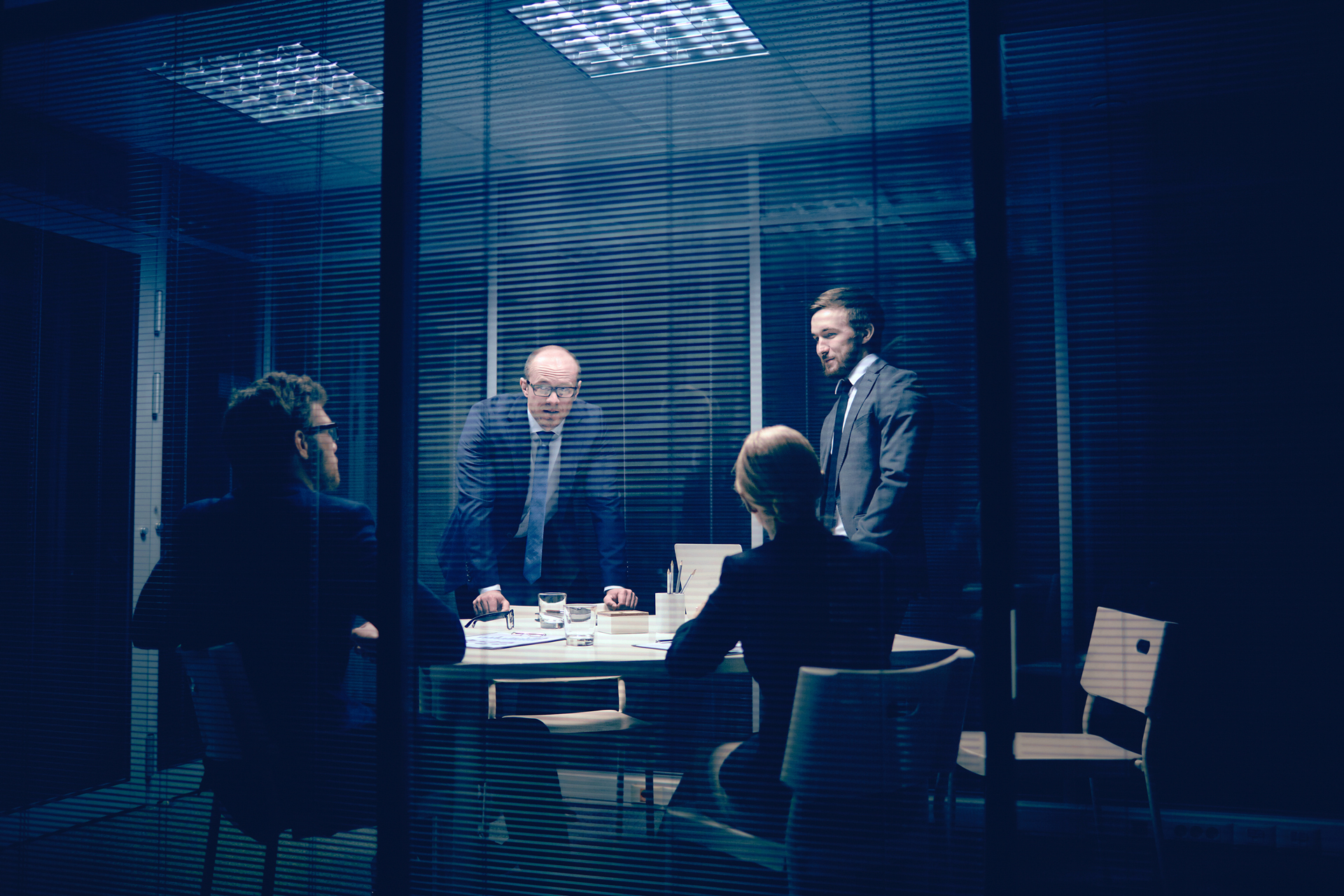 „Marketingteam plant die Markteinführung eines neuen Produkts.“ Prompt: „Team in a meeting room analyzing marketing charts and product launch strategy, bright professional atmosphere.“