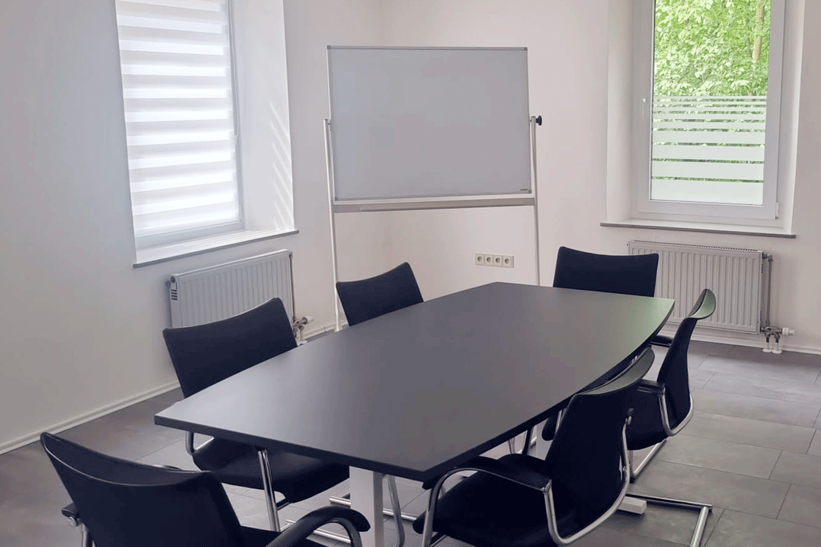 Moderner Kreativ-Workspace zur Produktentwicklung und Projektarbeit.