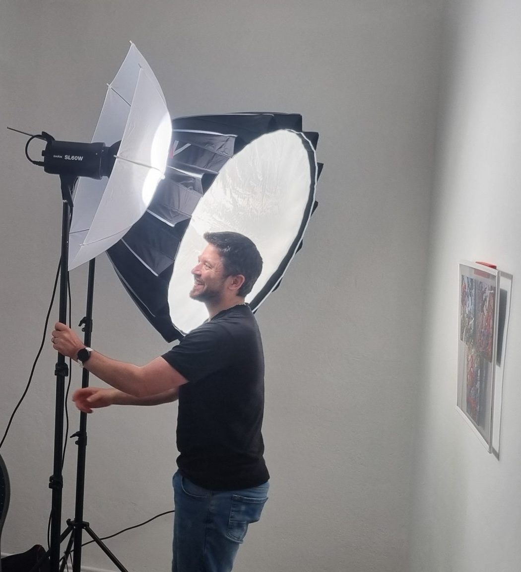 „Professionelle Content-Produktion für ein neues Produkt, inklusive Fotos und Renderings.“ Prompt: „Modern studio setup showing content creation for a product: camera, lighting, 3D render screen, clean aesthetic.“