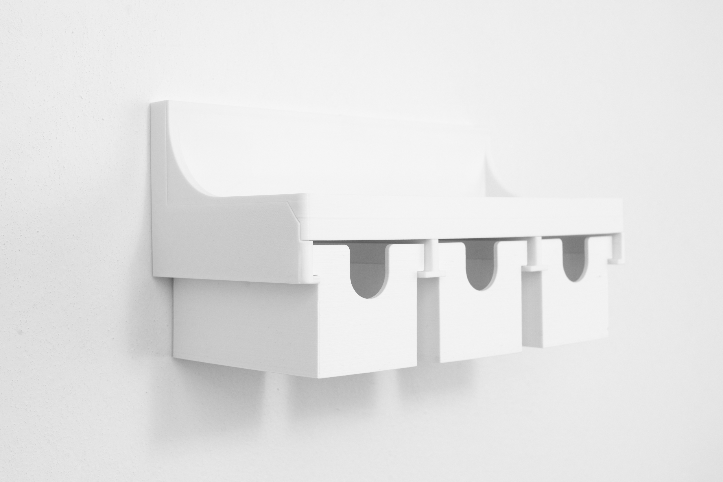 „3D-gedruckter Prototyp zur Funktionsprüfung vor einer Schutzrechtsanmeldung.“ Prompt: „Engineer holding a functional 3D printed prototype, minimalistic workspace, focus on innovation.“